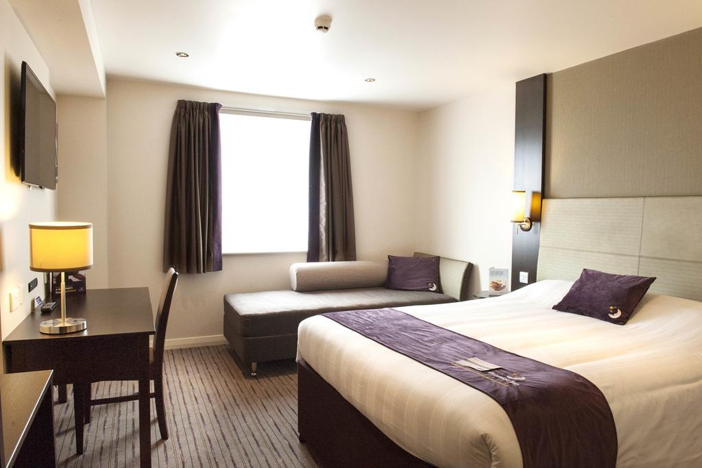 Premier Inn Oldham - Broadway Exterior foto
