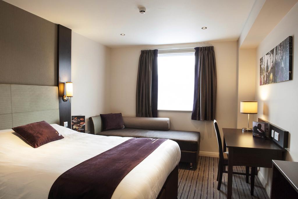 Premier Inn Oldham - Broadway Exterior foto