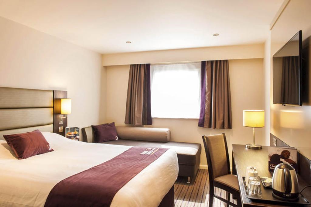 Premier Inn Oldham - Broadway Exterior foto