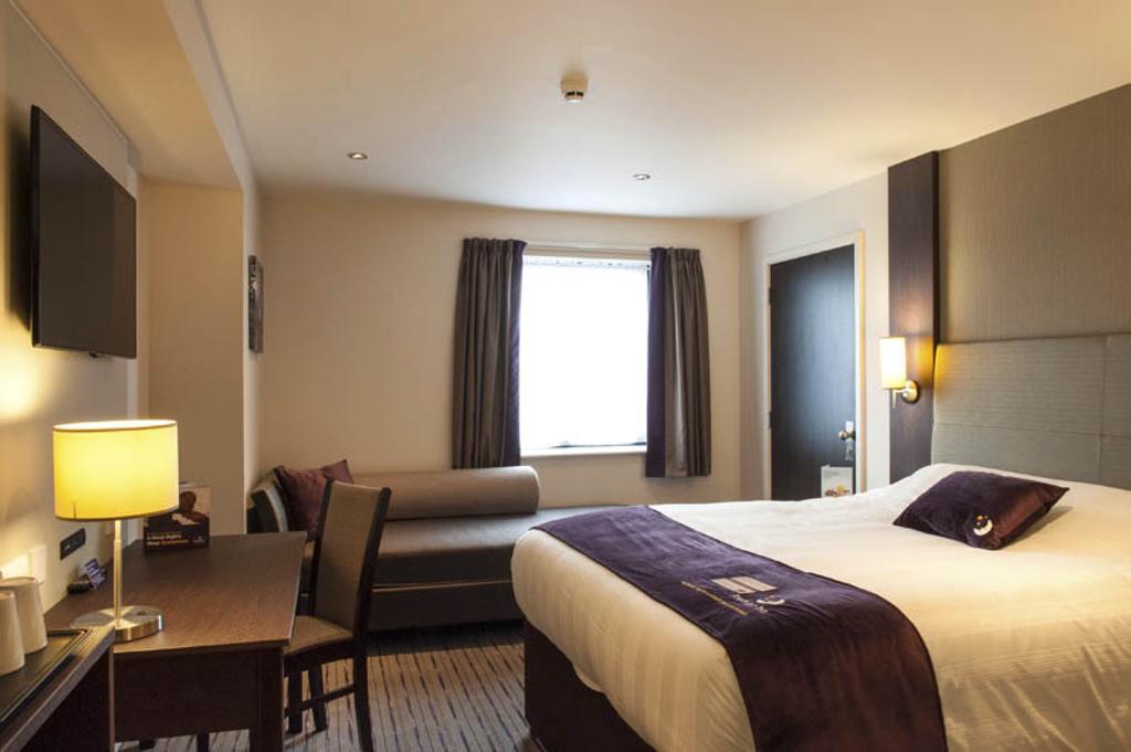 Premier Inn Oldham - Broadway Exterior foto