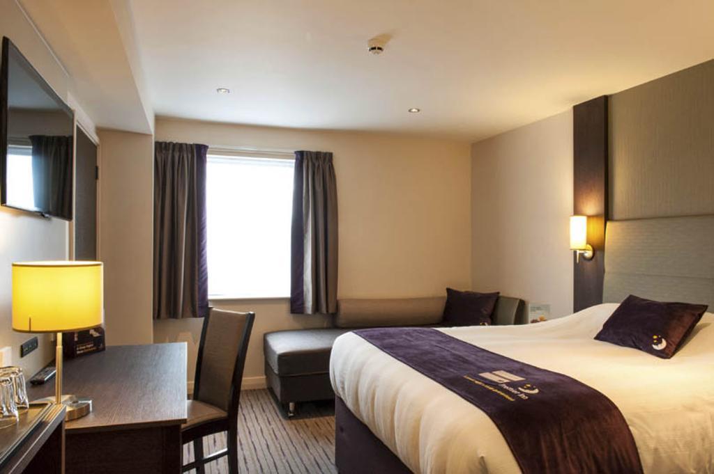 Premier Inn Oldham - Broadway Exterior foto