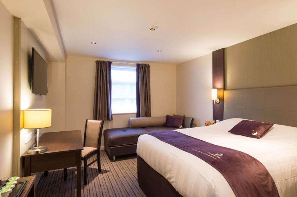 Premier Inn Oldham - Broadway Exterior foto